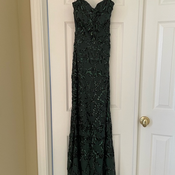 Absolutely stunning emerald gown with sequins - Picture 5 of 7